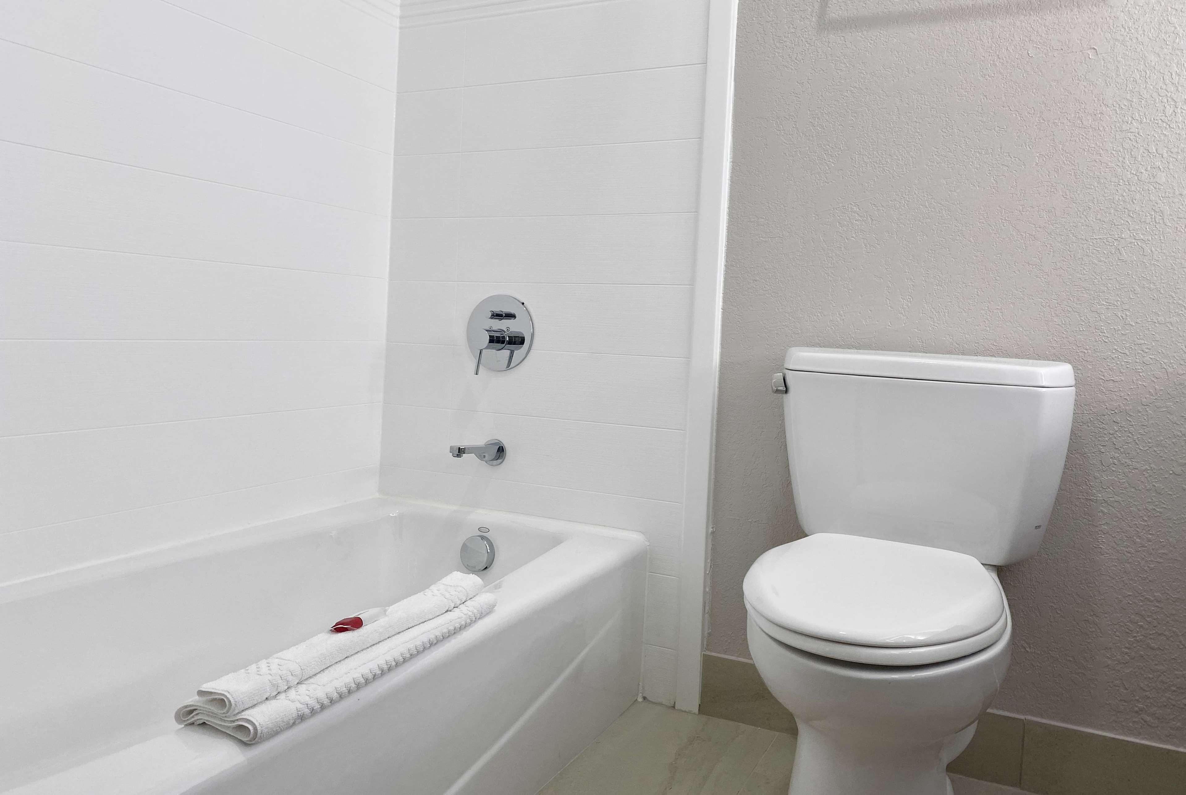 Days Inn & Suites By Wyndham Peachtree Corners Норкрос Екстериор снимка