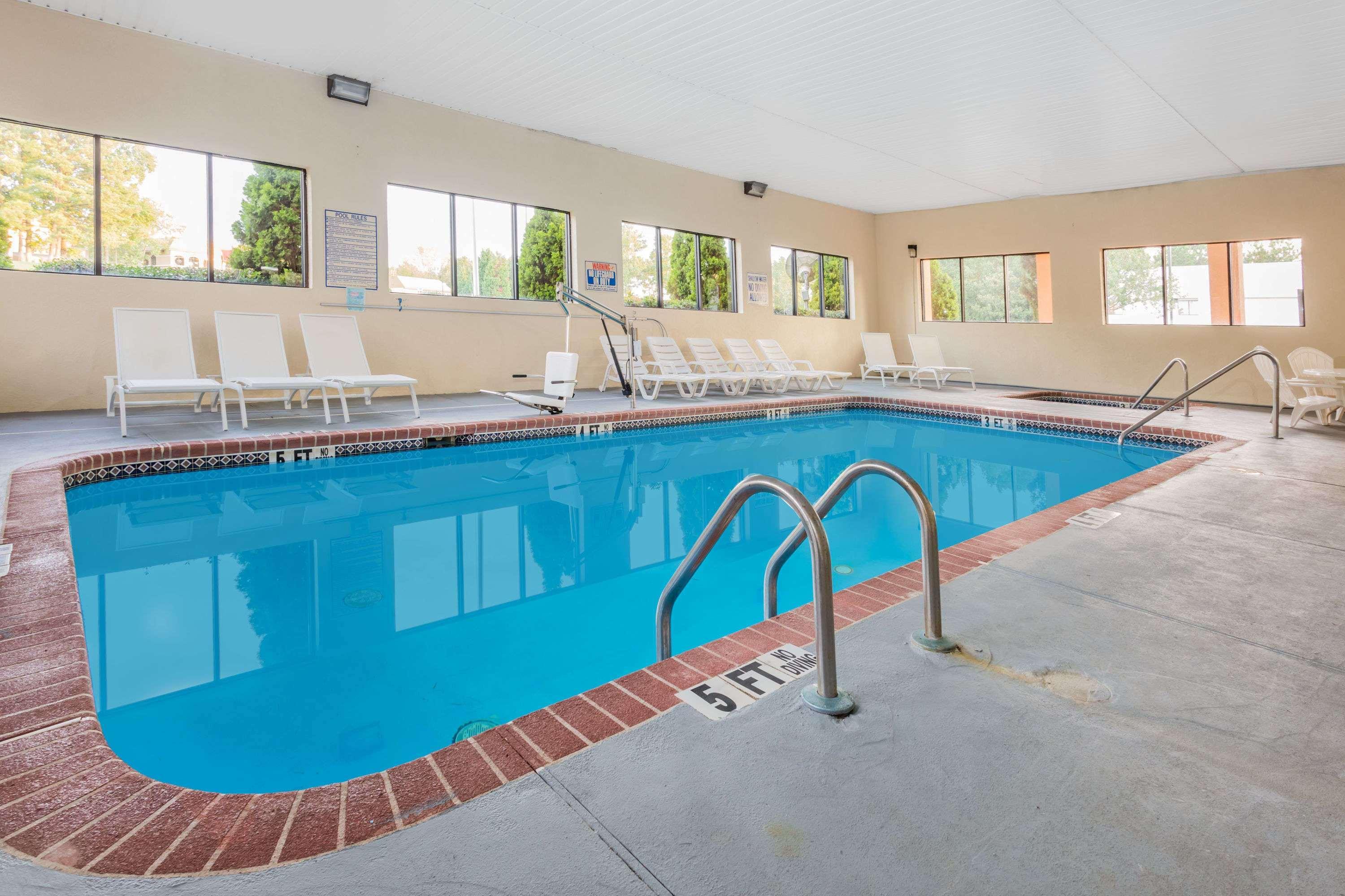 Days Inn & Suites By Wyndham Peachtree Corners Норкрос Екстериор снимка
