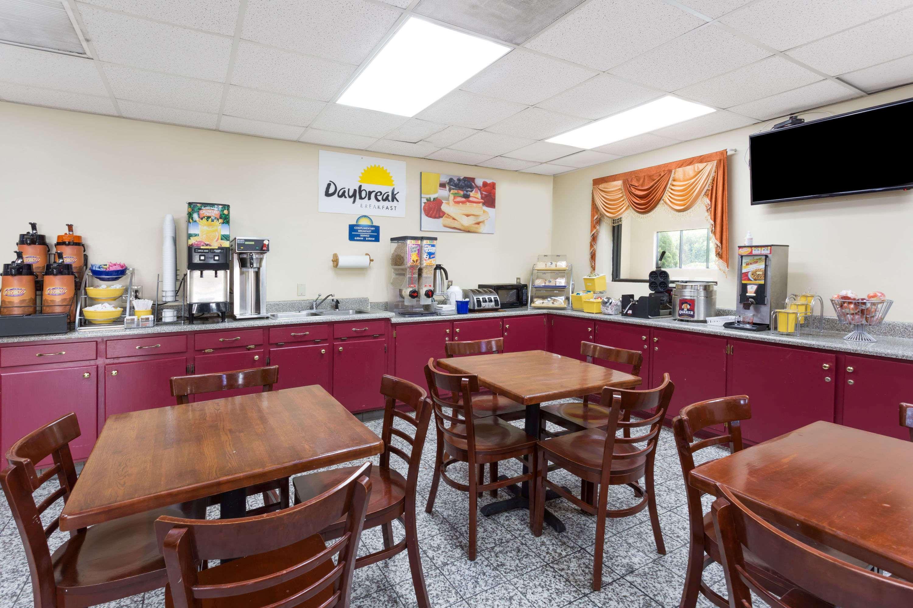 Days Inn & Suites By Wyndham Peachtree Corners Норкрос Екстериор снимка
