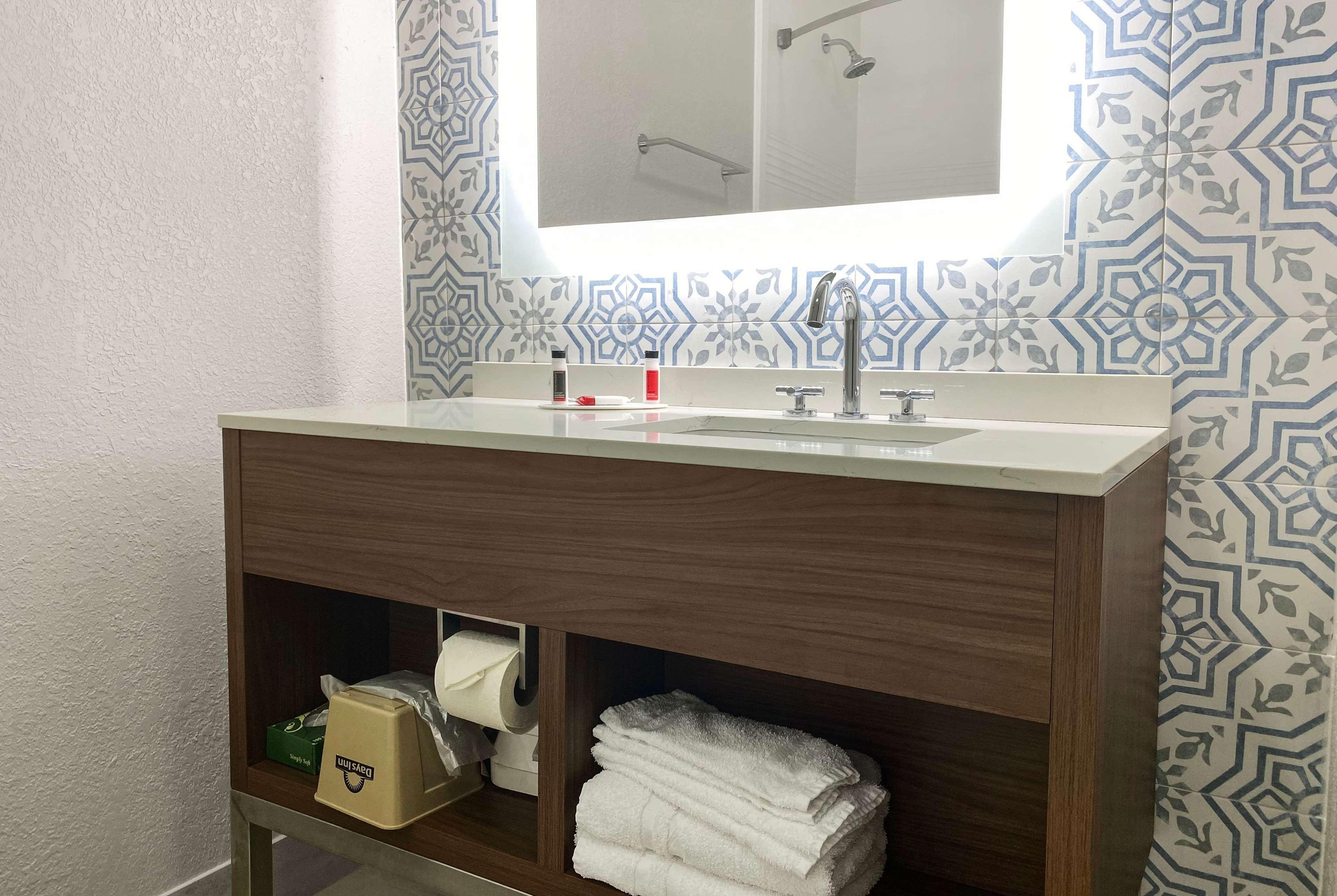 Days Inn & Suites By Wyndham Peachtree Corners Норкрос Екстериор снимка