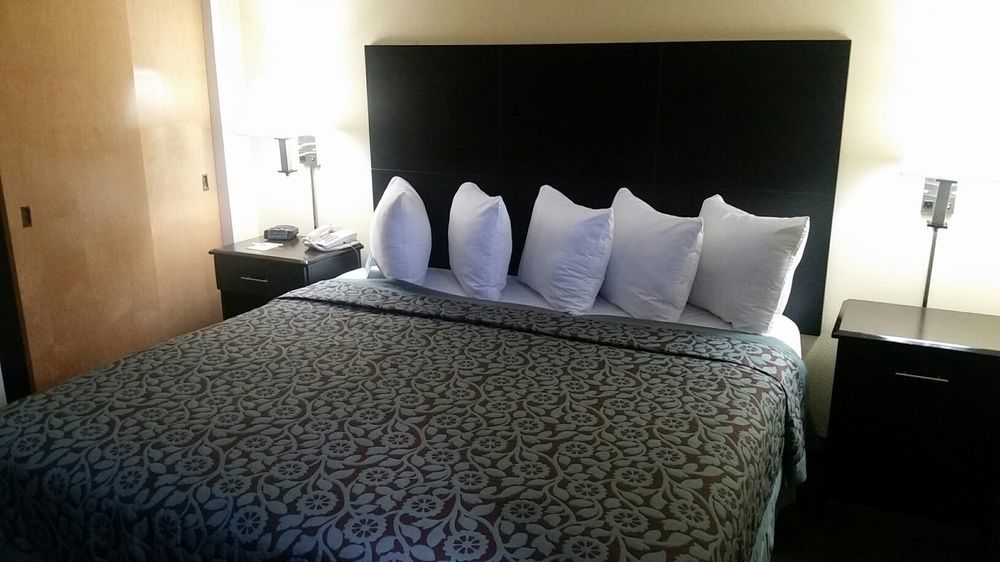 Days Inn & Suites By Wyndham Peachtree Corners Норкрос Екстериор снимка