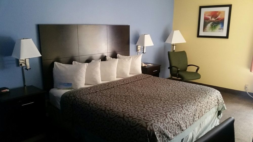 Days Inn & Suites By Wyndham Peachtree Corners Норкрос Екстериор снимка