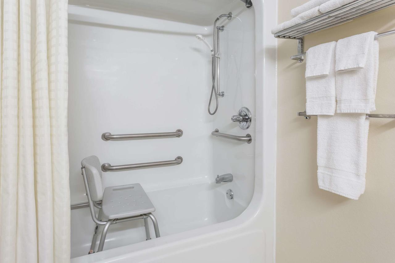 Days Inn & Suites By Wyndham Peachtree Corners Норкрос Екстериор снимка