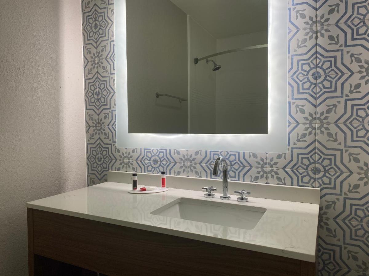 Days Inn & Suites By Wyndham Peachtree Corners Норкрос Екстериор снимка